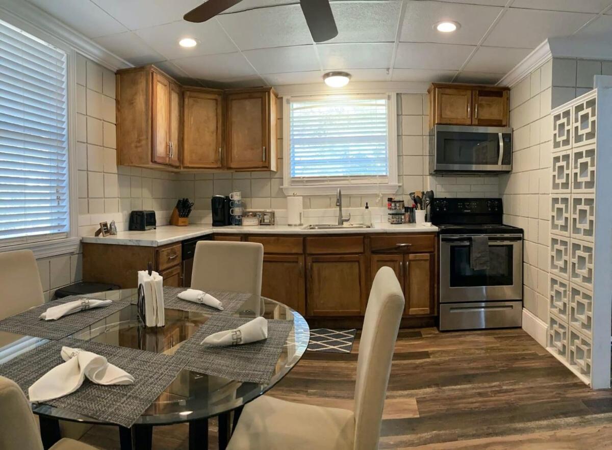 Comfortable Cottage On The Blue Mile - Close To Gsu! 斯泰茨伯勒 外观 照片