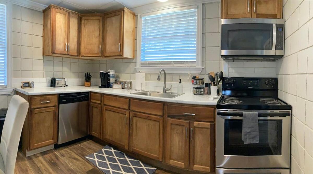 Comfortable Cottage On The Blue Mile - Close To Gsu! 斯泰茨伯勒 外观 照片